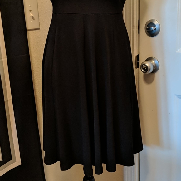 Black and White lace dress - Picture 2 of 3